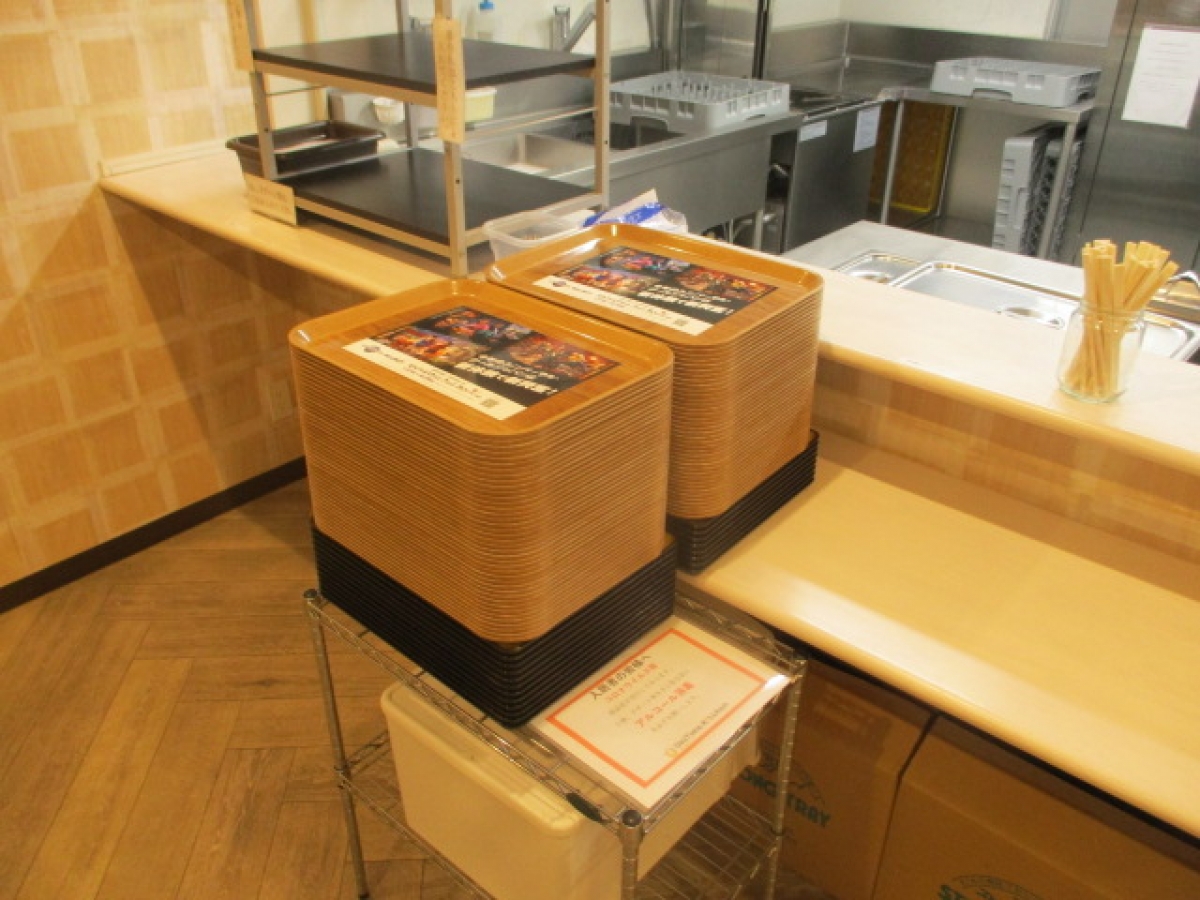 明治大学生マンションの食堂トレイ広告