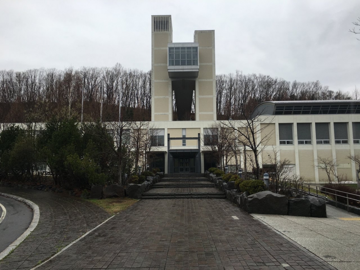 札幌市立大学芸術の森キャンパスの正門