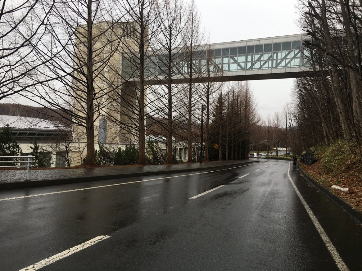 札幌市立大学芸術の森キャンパス　空中通路（スカイウェイ）