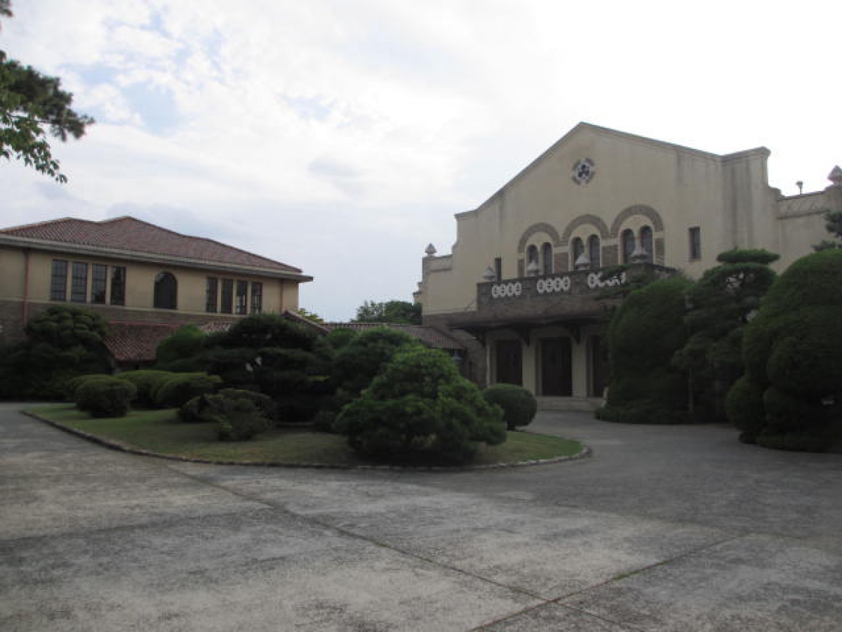 神戸女学院大学　講堂・中庭