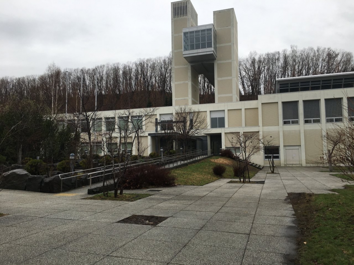 札幌市立大学芸術の森キャンパスの正門（別角度）
