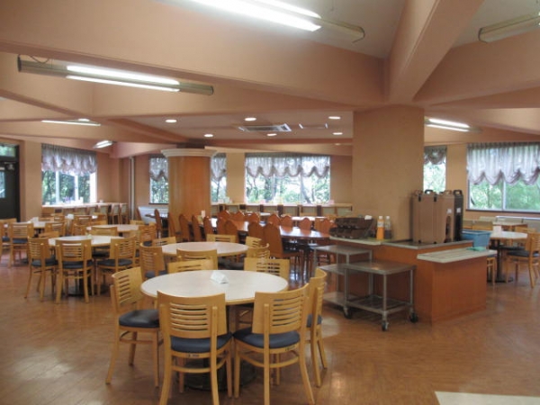 神戸女学院大学 食堂内観