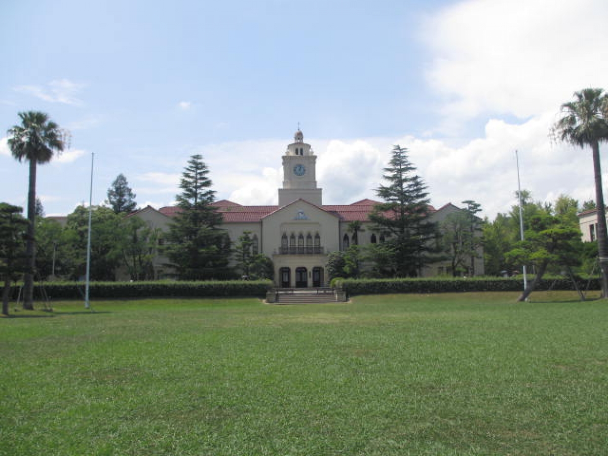 関西学院大学西宮上ヶ原キャンパスの時計台・中央芝生