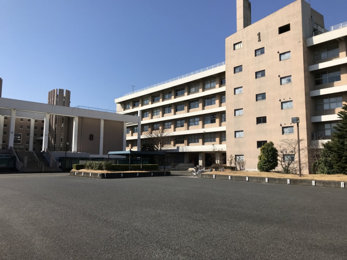 亜細亜大学の1号館