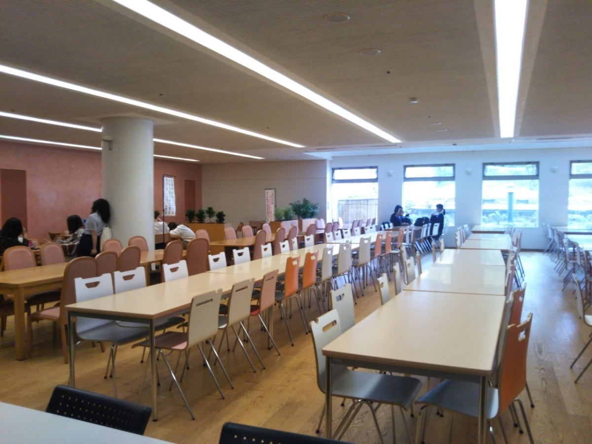 駒沢女子大学の本館食堂