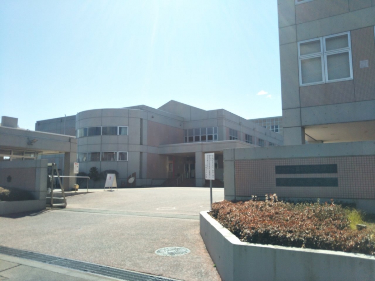 実践女子大学日野キャンパスの正門