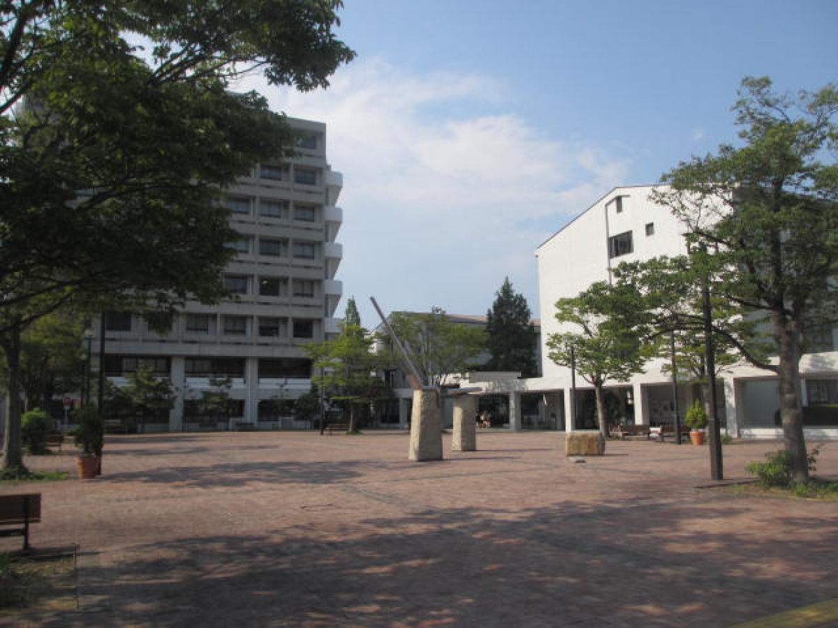 神戸市外国語大学　中庭