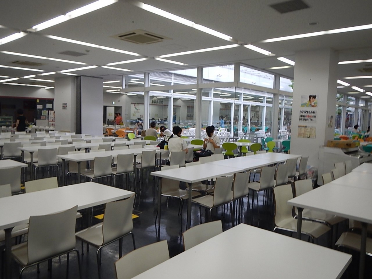 昭和女子大学の学食内