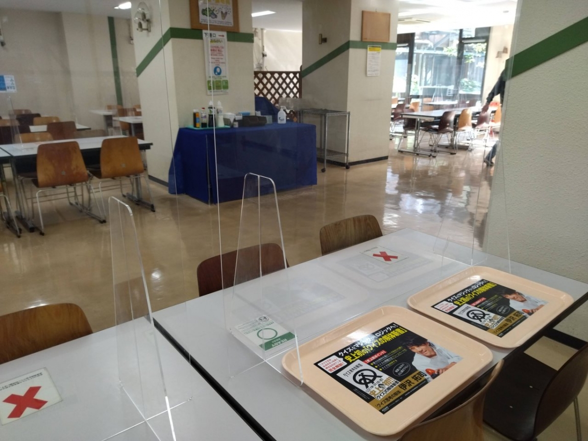 東京大学での学食トレイ広告
