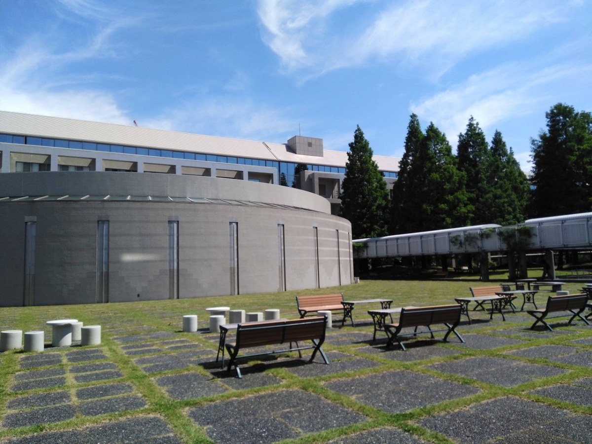東京都立大学荒川キャンパスの中庭