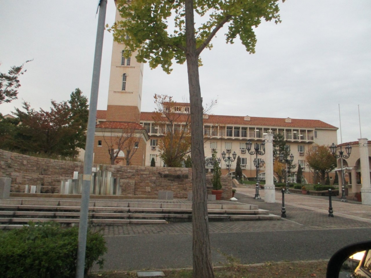神戸市看護大学　正門前