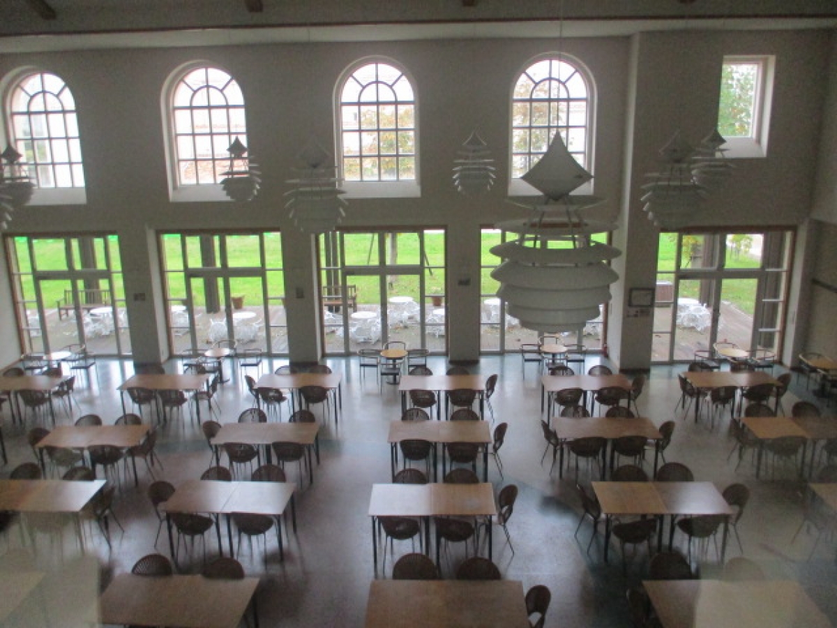 神戸市看護大学　食堂内観