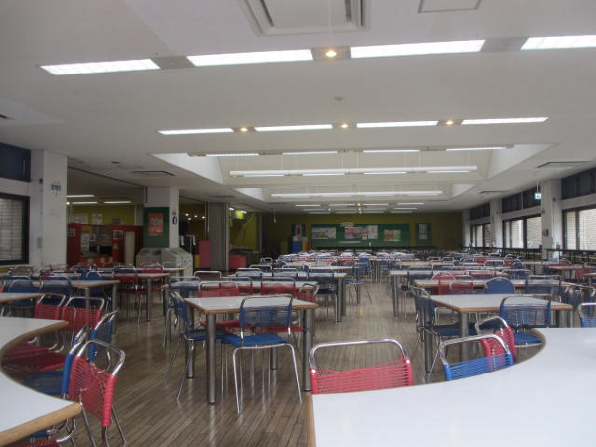 法政大学多摩キャンパスの6号館食堂内観