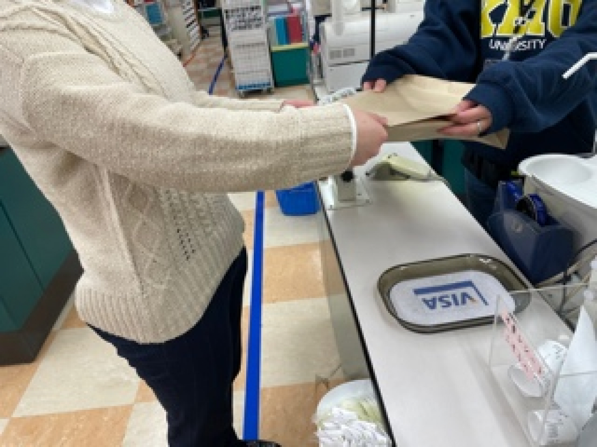 紙袋に封入した状態で学生へ配布