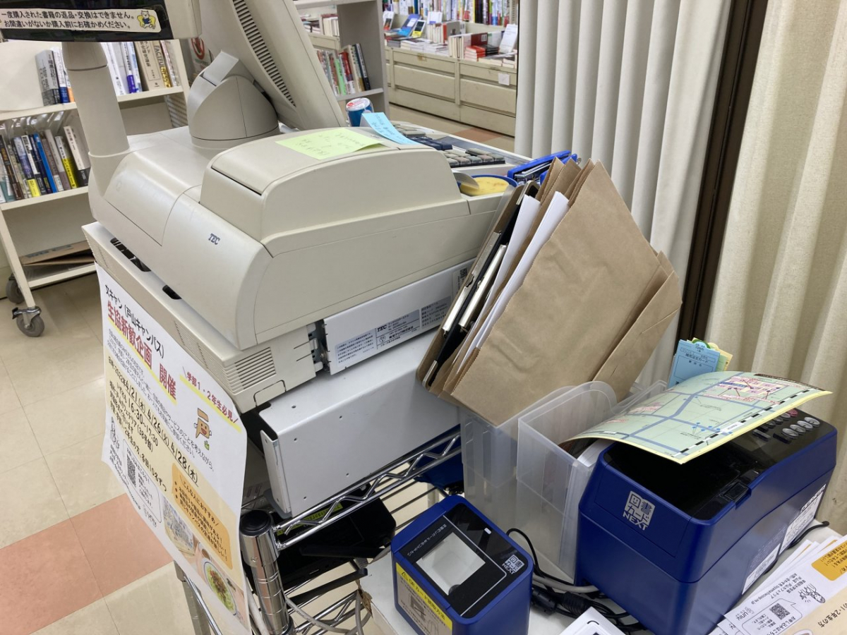 早稲田大学ではレジ横から店員が渡している