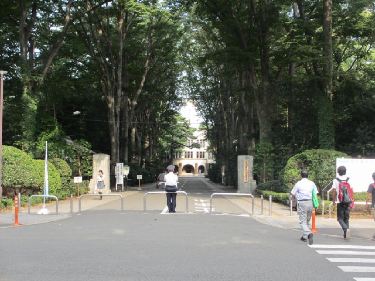 東京農工大学府中キャンパスの正門前