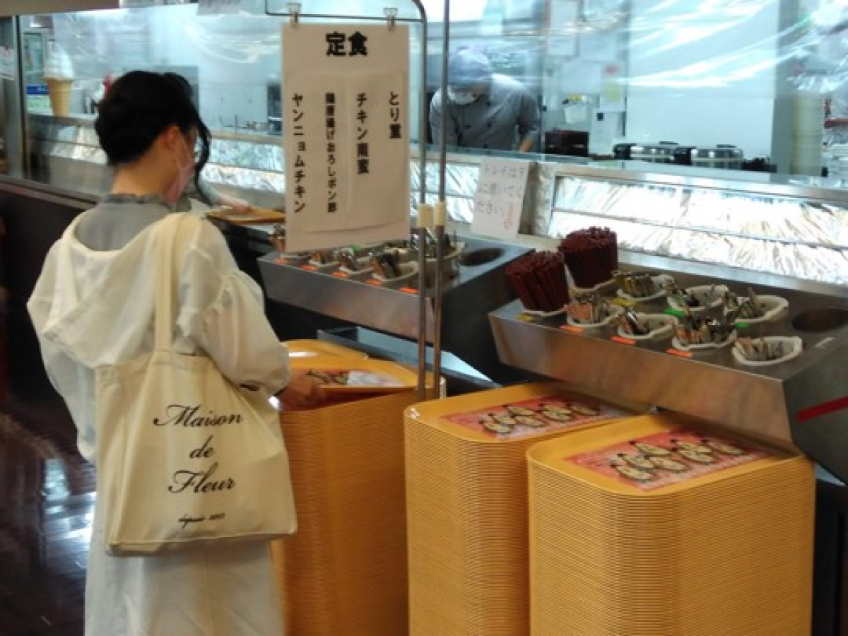國學院大學渋谷キャンパスで学食トレイを掲載