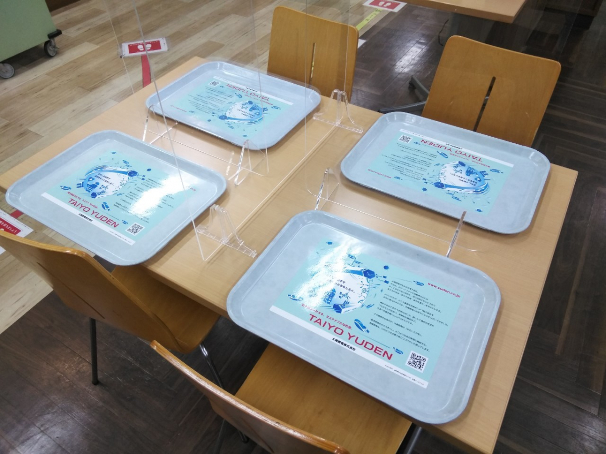 電気通信大学で学食トレイ広告