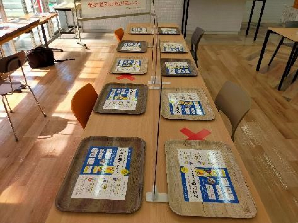静岡産業大学の食堂で銀行の口座開設の広告