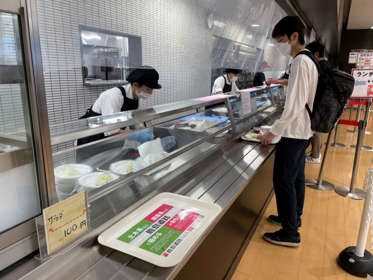 福岡大学陽だまり食堂でのトレイ広告と学生