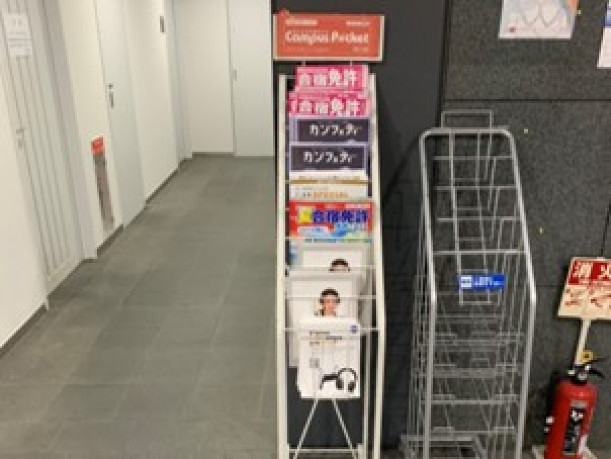 大学内の食堂にあるラックにパンフレットを設置