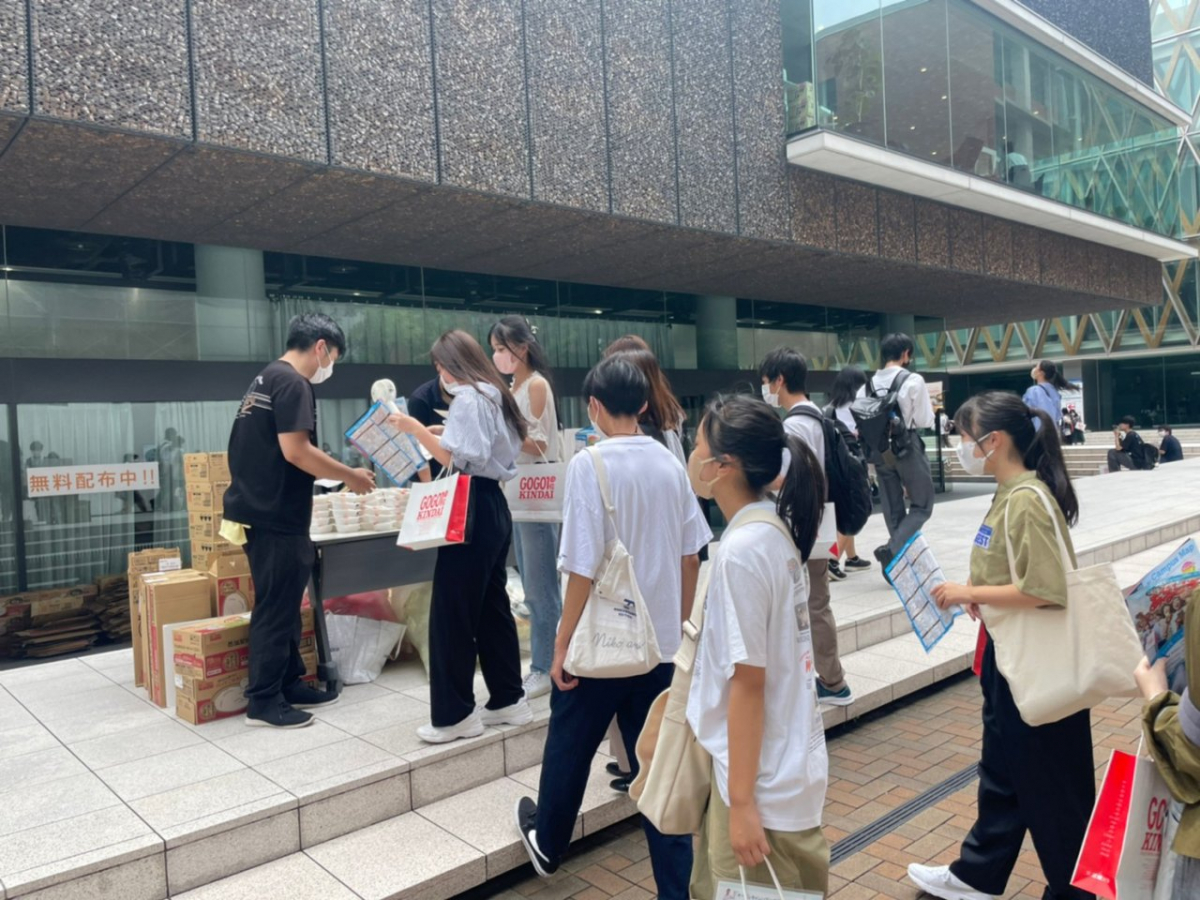 近畿大学のオープンキャンパスでご飯パックを配布