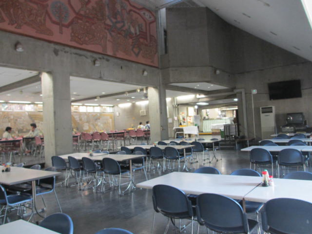 東京芸術大学上野キャンパスの音楽学部食堂内観