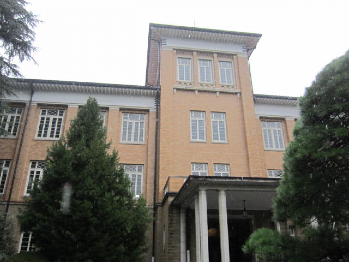 津田塾大学小平キャンパスの校舎外観