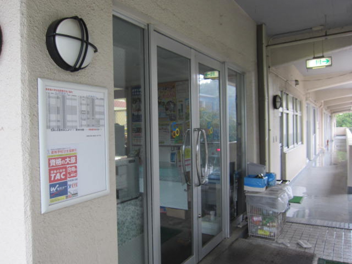 津田塾大学小平キャンパスの購買入口