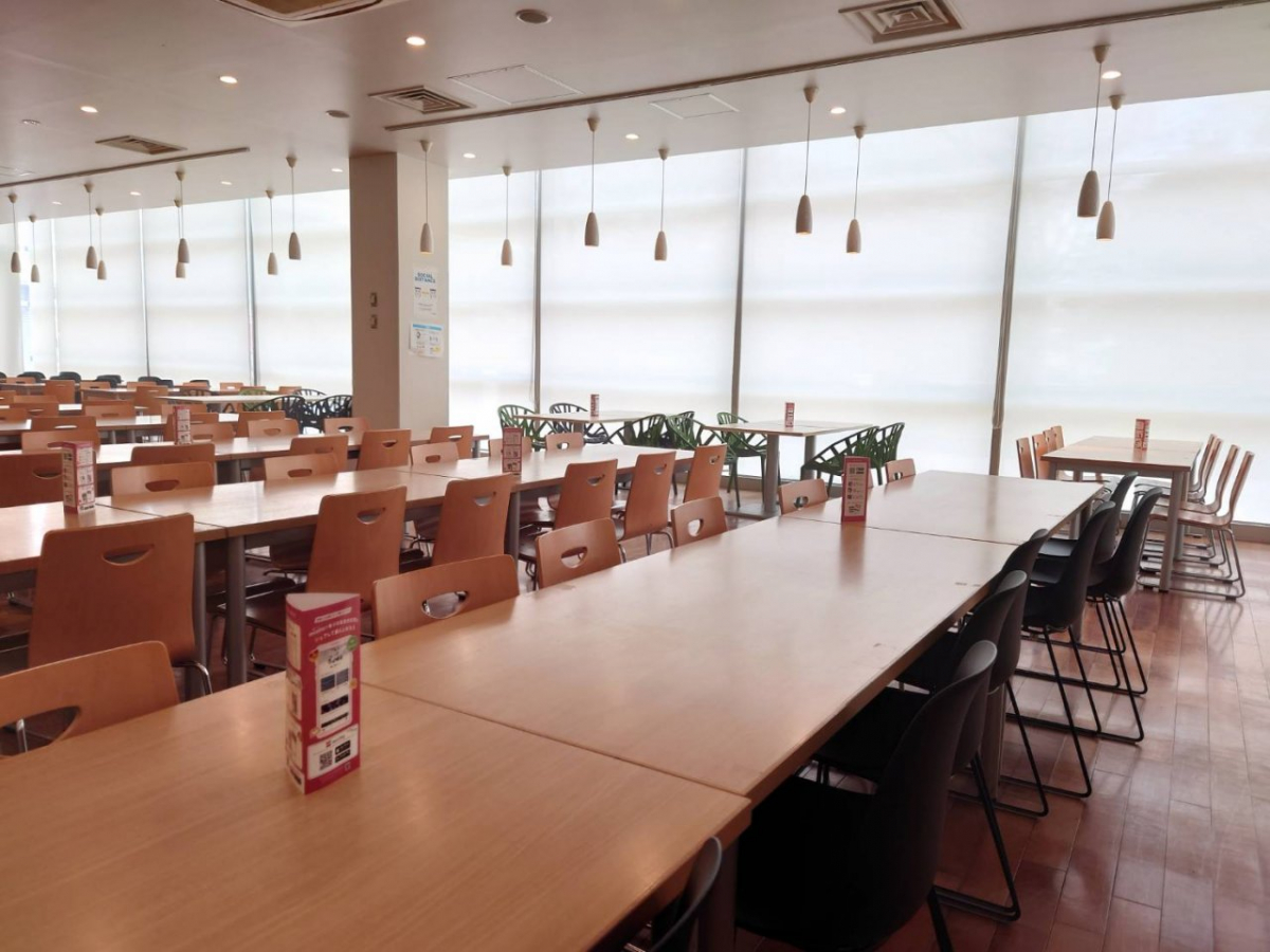 明治大学和泉キャンパスの食堂内観
