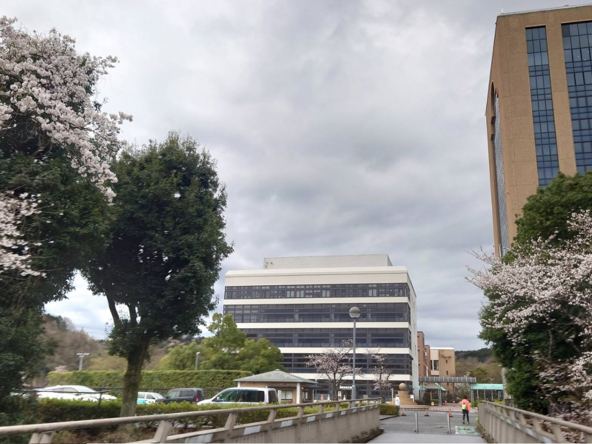 駿河台大学　大学会館