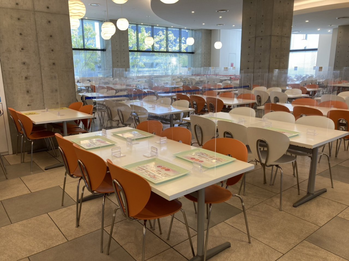 メニコンの広告を学食で掲載