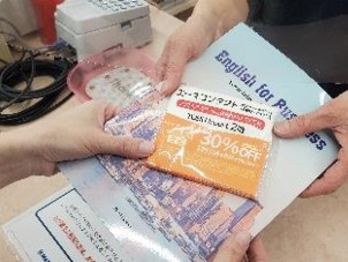 獨協大学の書店でサンプリングしている様子