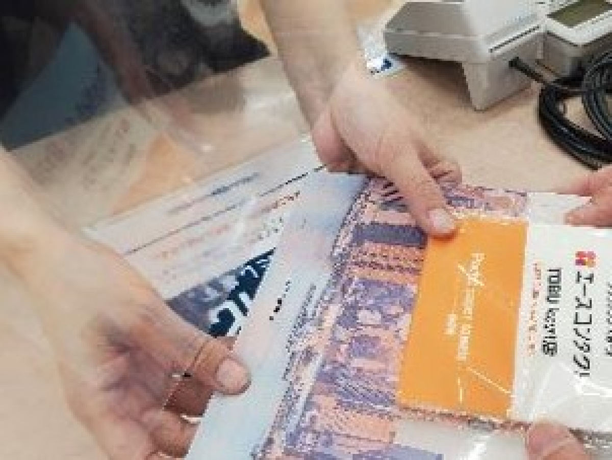 獨協大学エースコンタクトの広告物を書店で配布