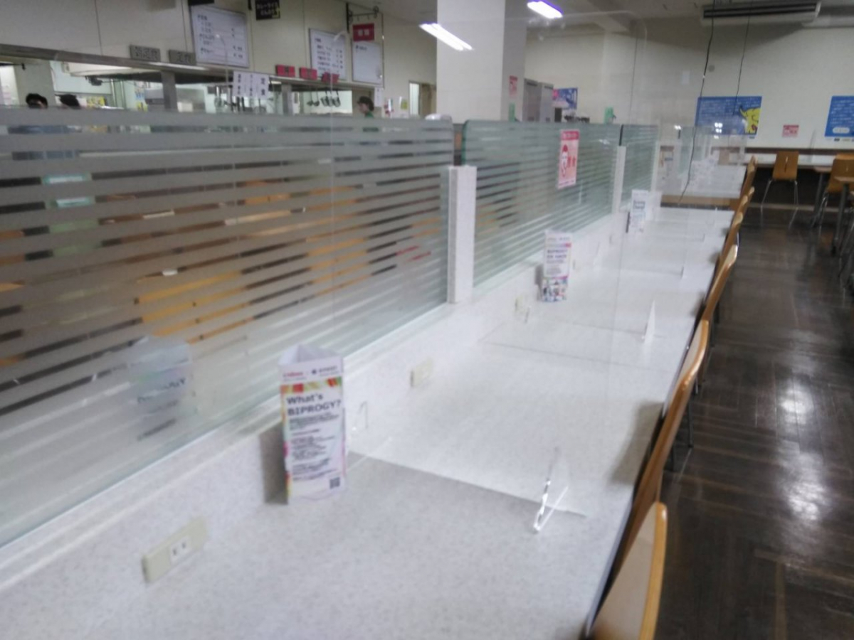 電気通信大学食堂内で広告