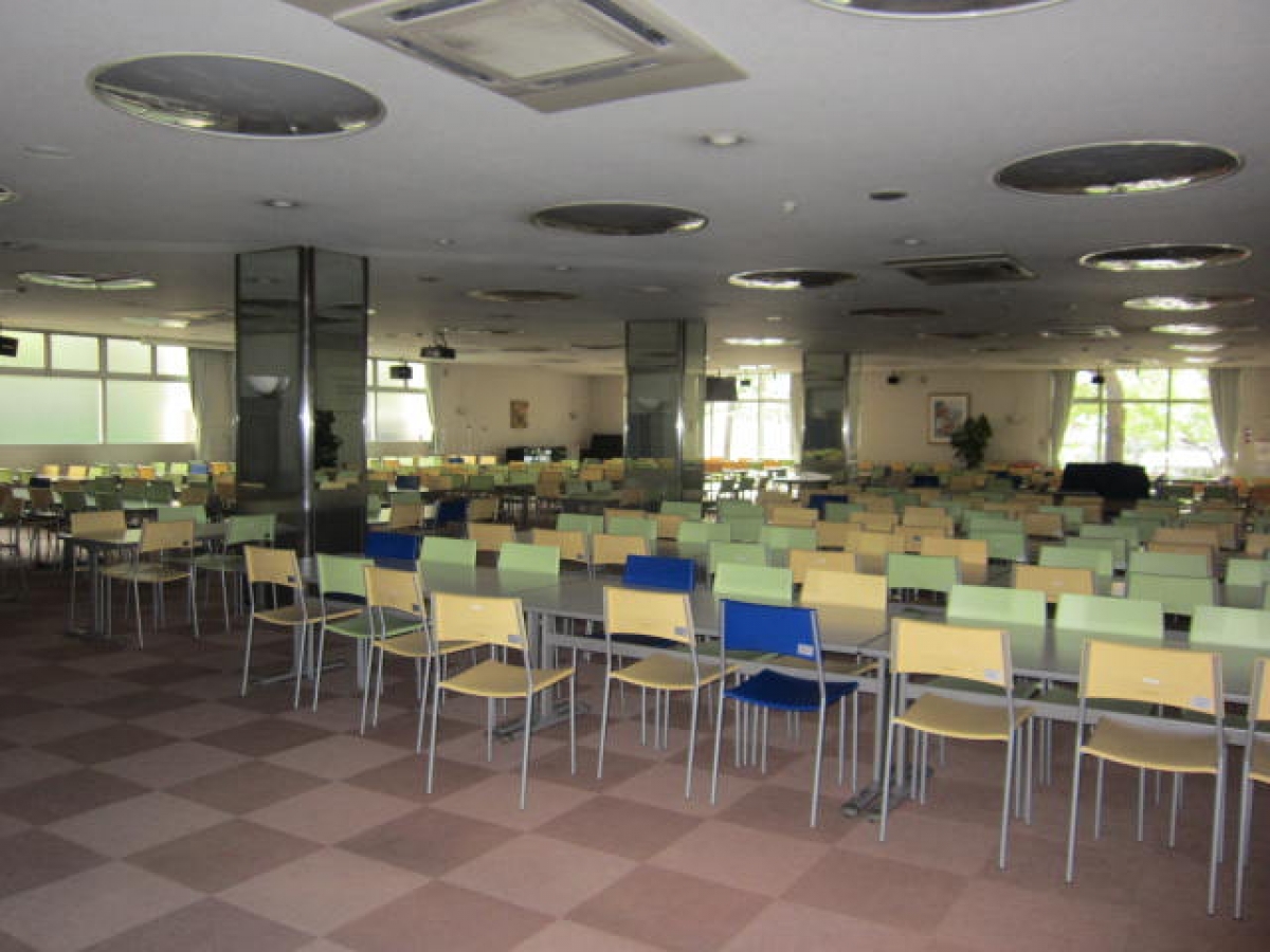 産業能率大学の食堂内