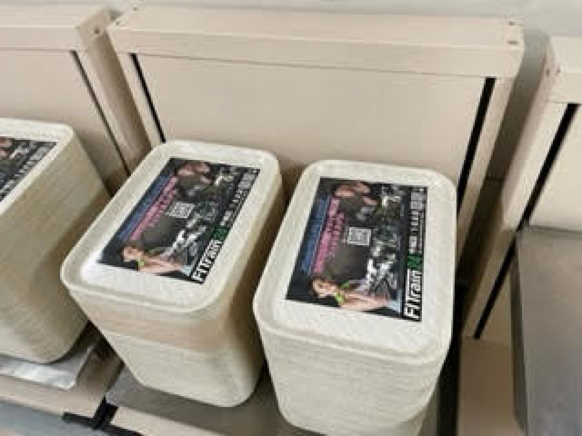 琉球大学千原キャンパスの食堂で学食トレイ広告