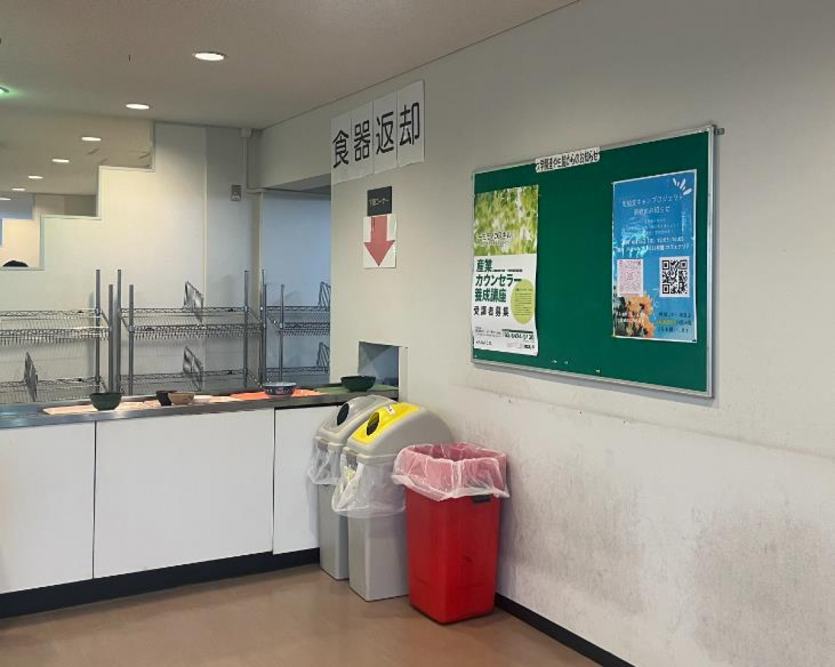 早稲田大学内の食堂でポスターを掲載
