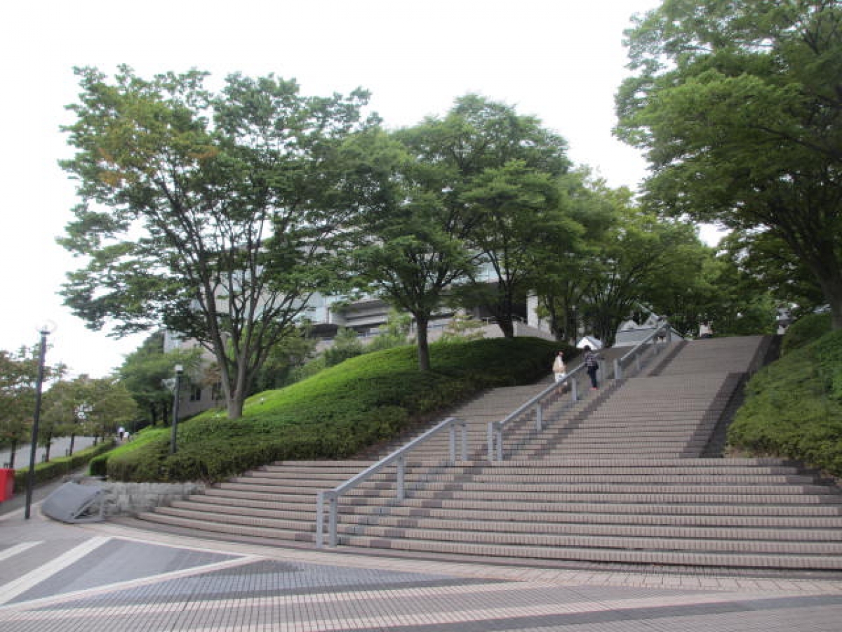 大妻女子大学多摩キャンパスの正門前