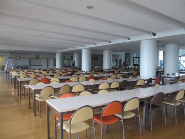 大妻女子大学多摩キャンパスの学生会館内食堂内観