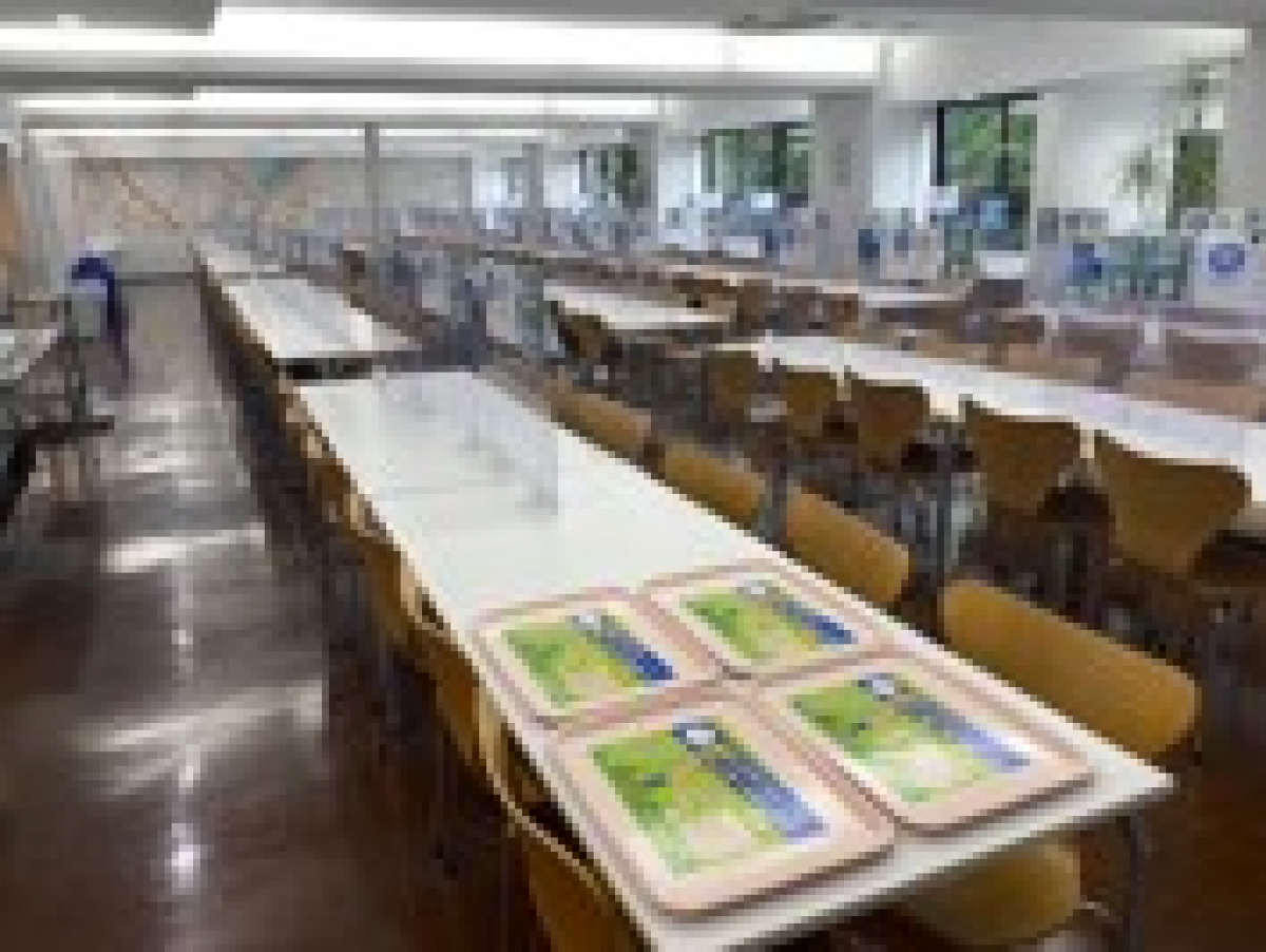 東京理科大学神楽坂キャンパス8号館の食堂内
