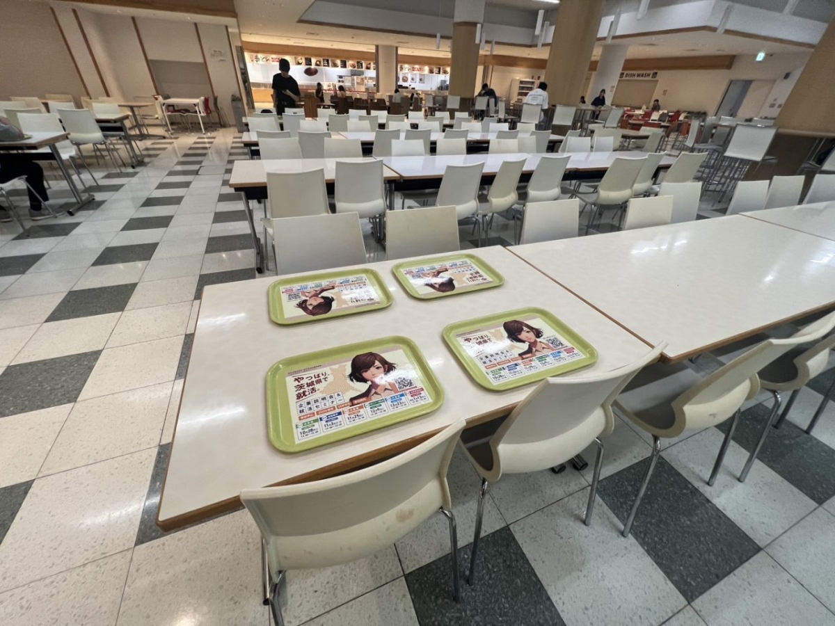東洋大学白山キャンパスの学食トレイ広告