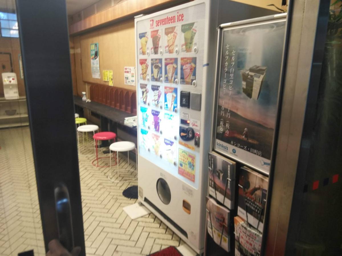 慶應義塾大学の購買内でポスター掲出