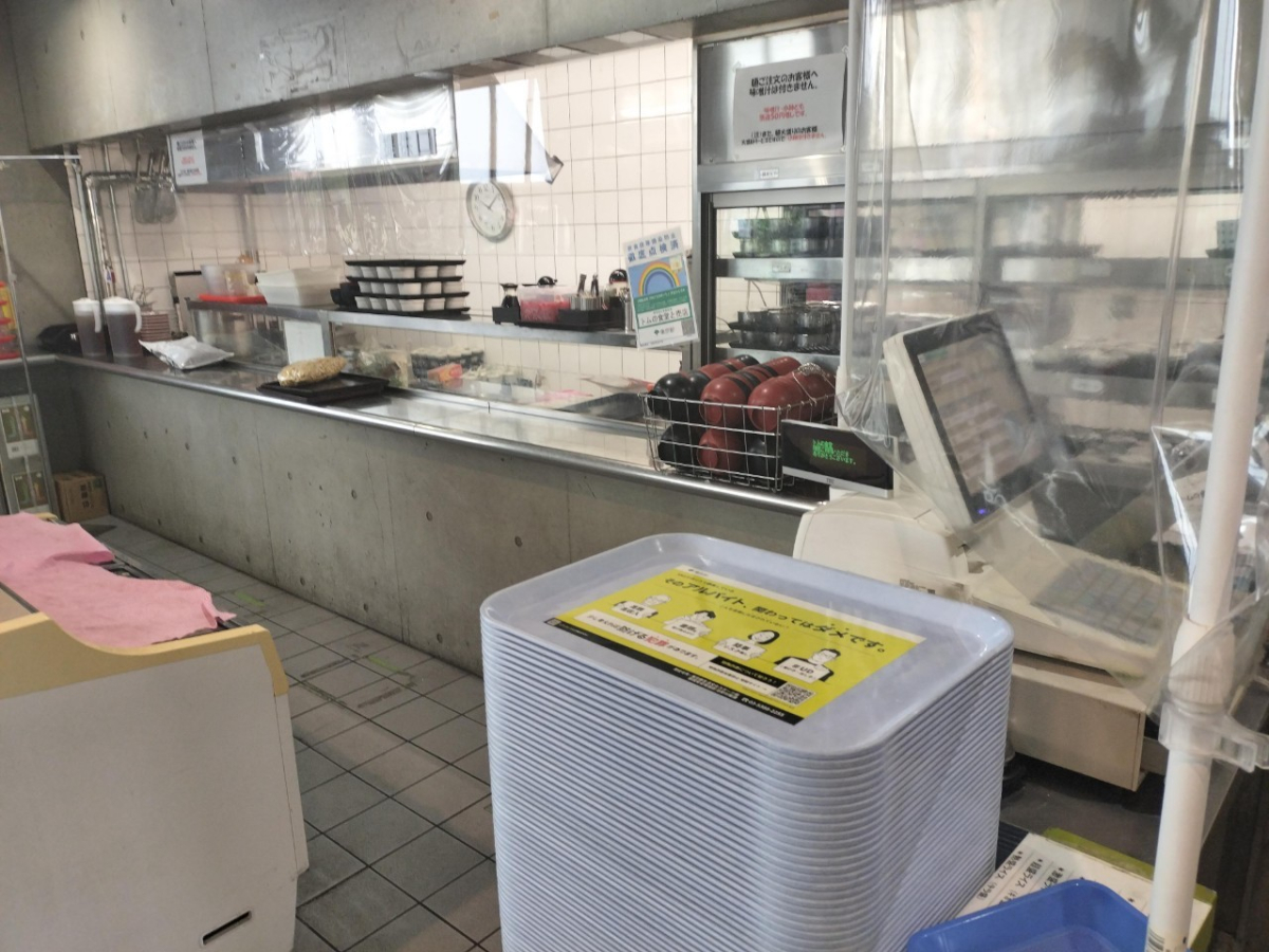 東京都立大学南大沢キャンパス内のトレイ広告