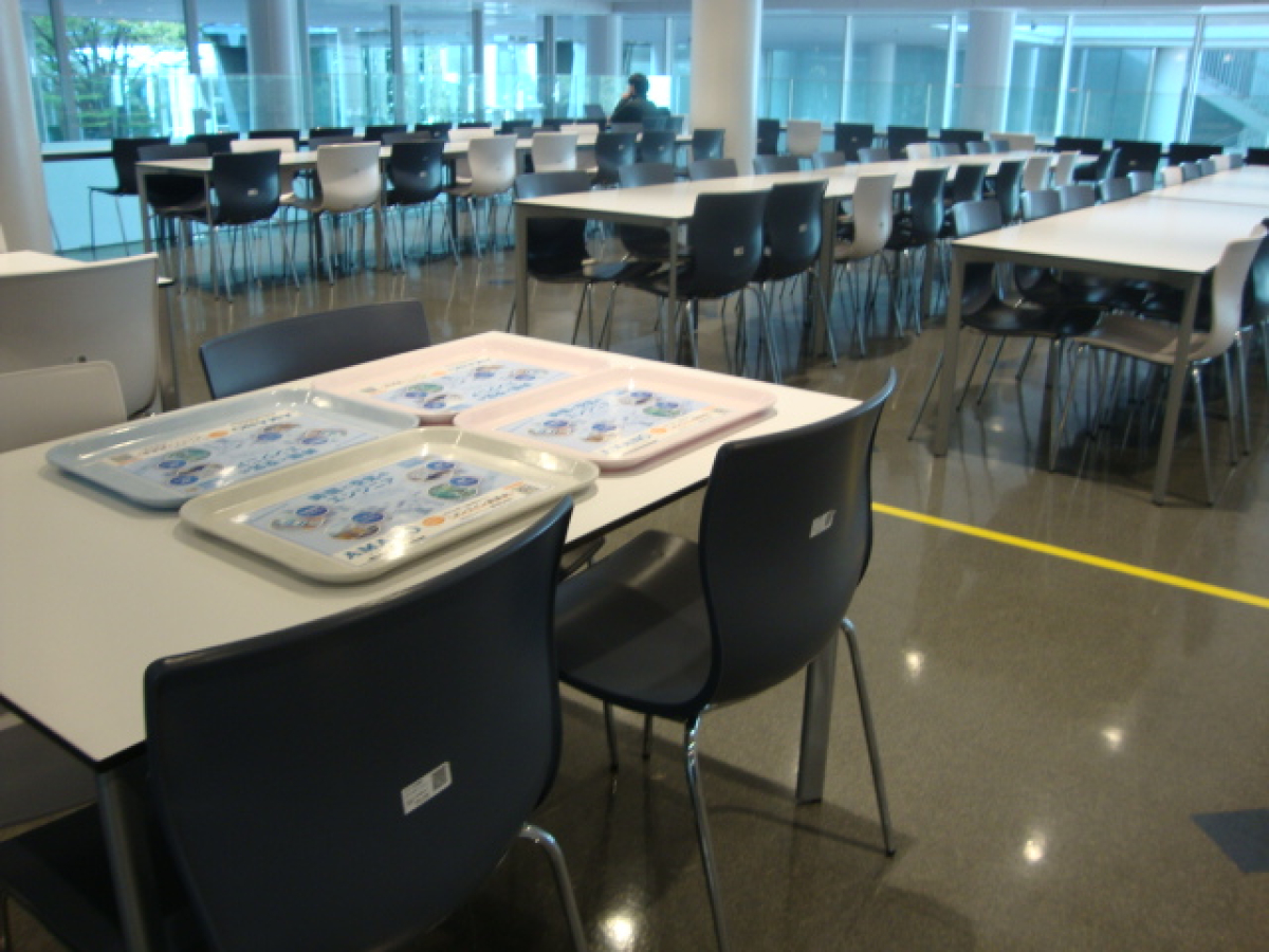 東京電機大学での学食トレイ広告