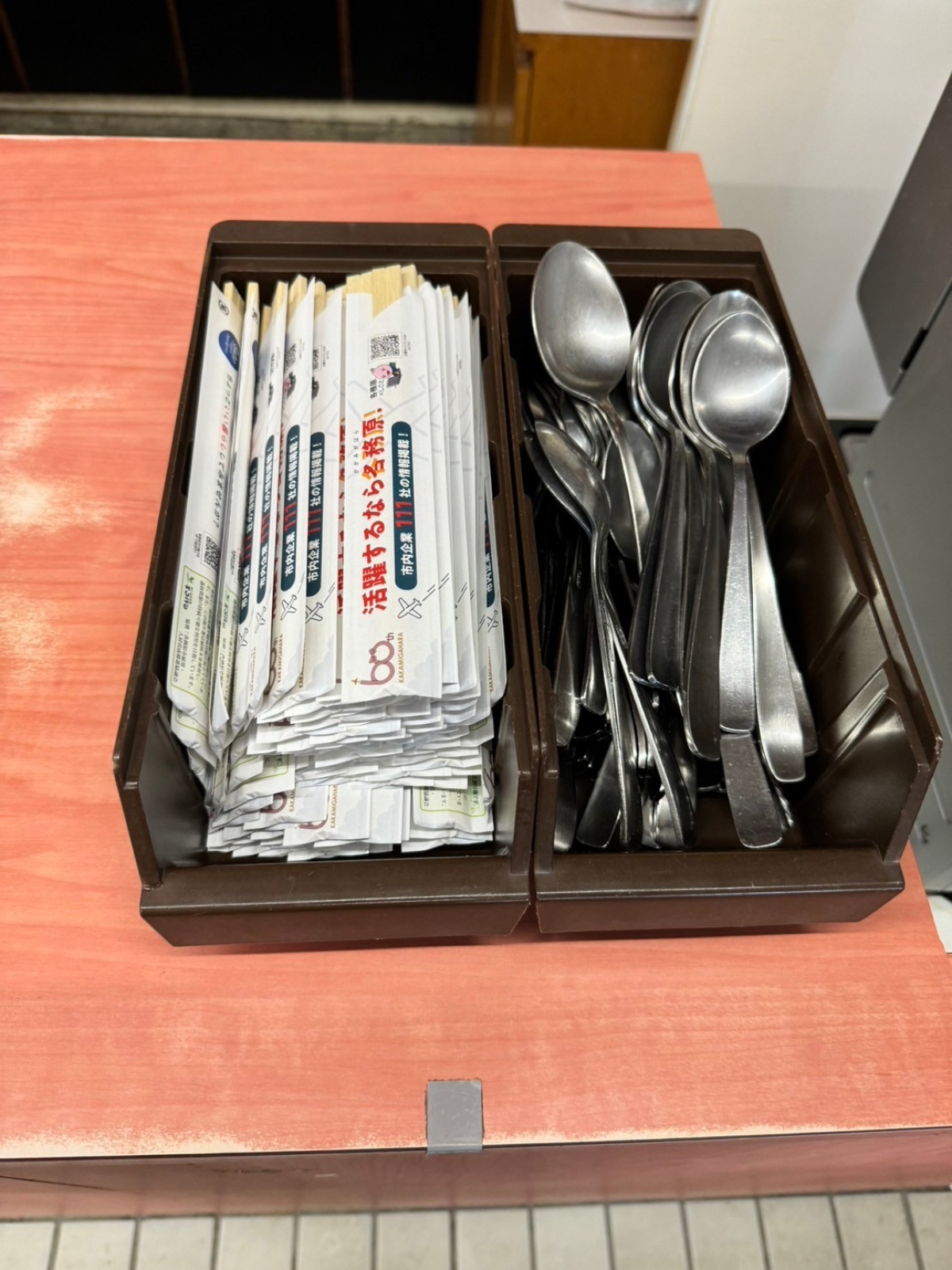 南山大学の学食で箸袋広告