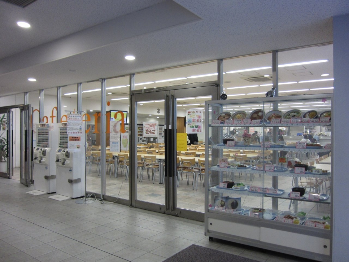 大正大学の食堂外観