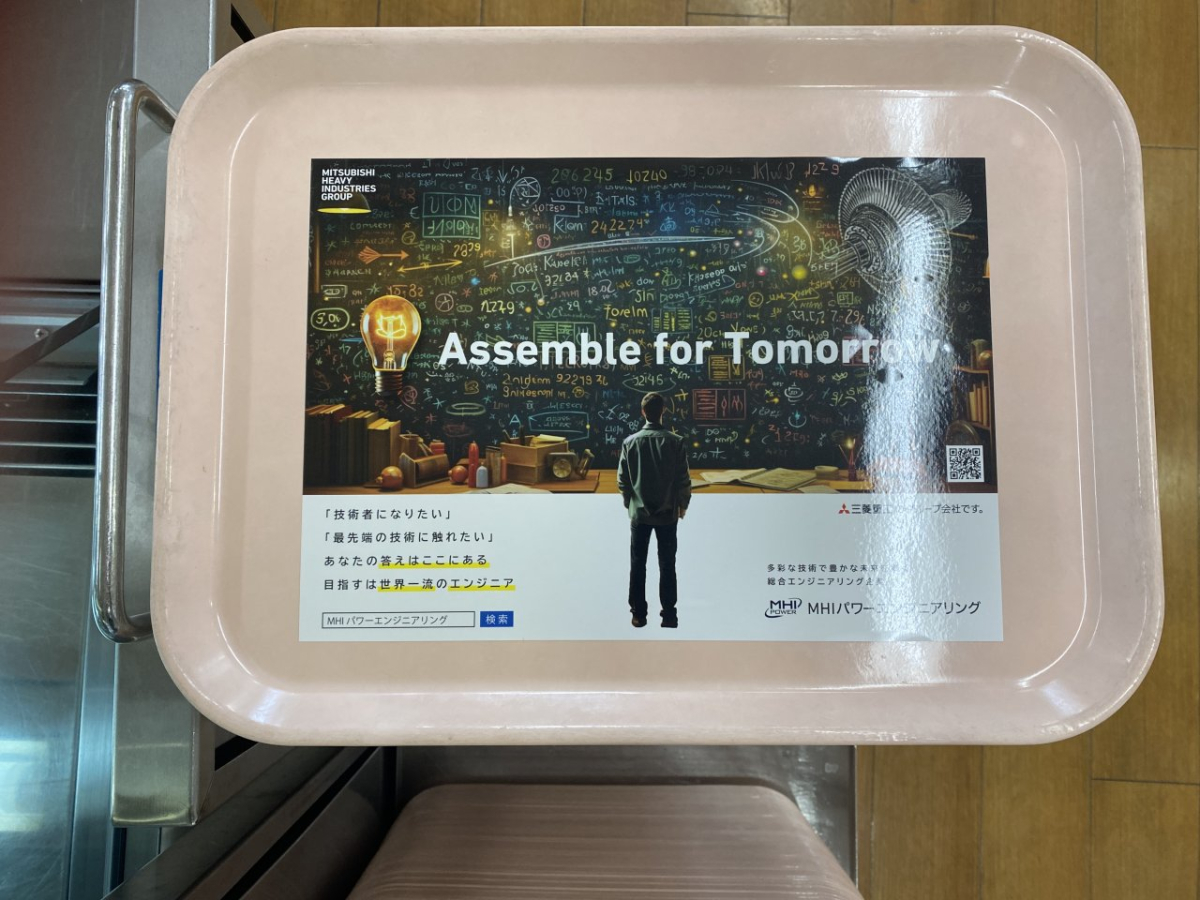 大阪電気通信大学寝屋川キャンパスの学食のトレイにシール広告を掲出