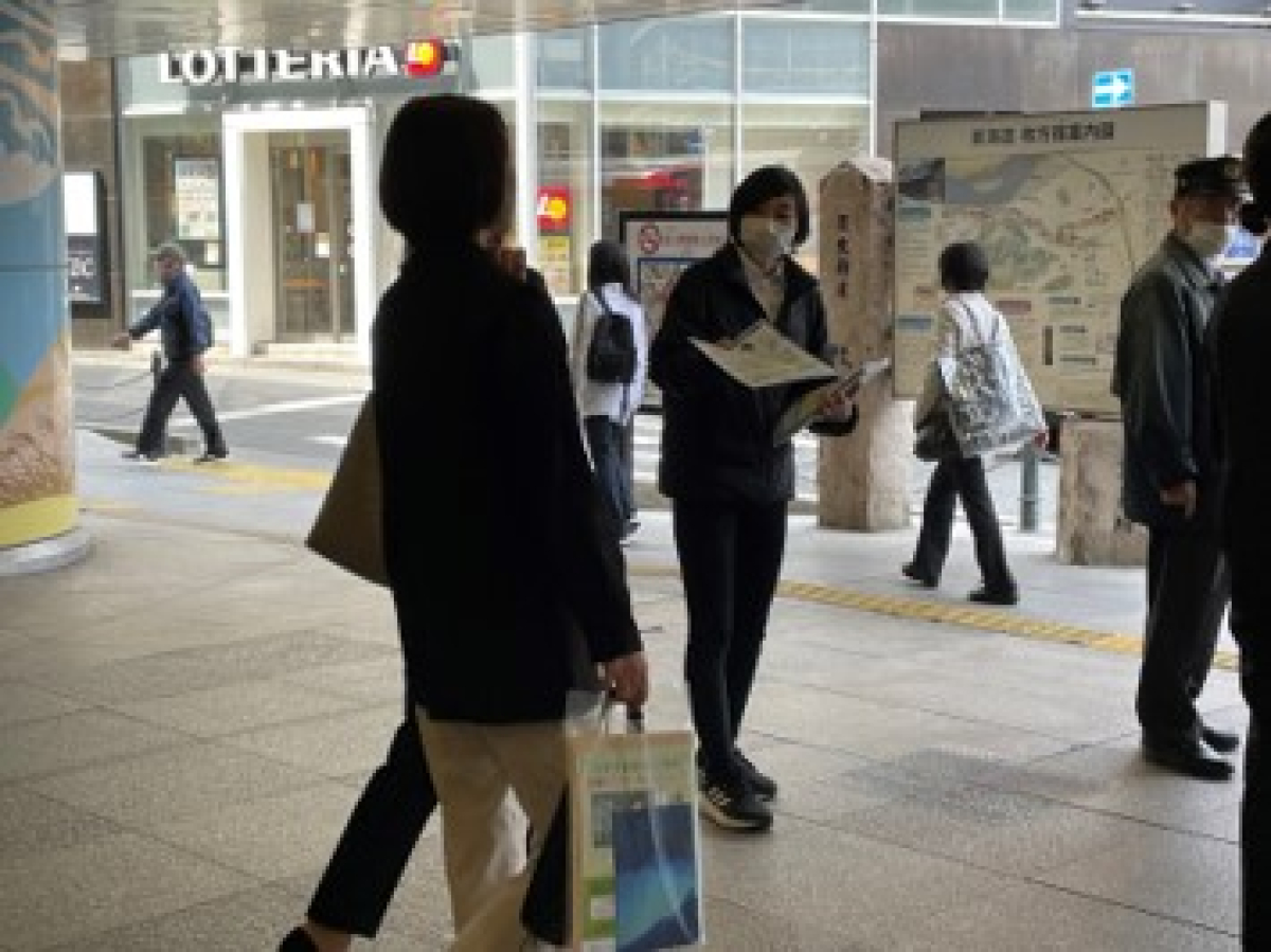関西外国語大学　入学式に街頭配布