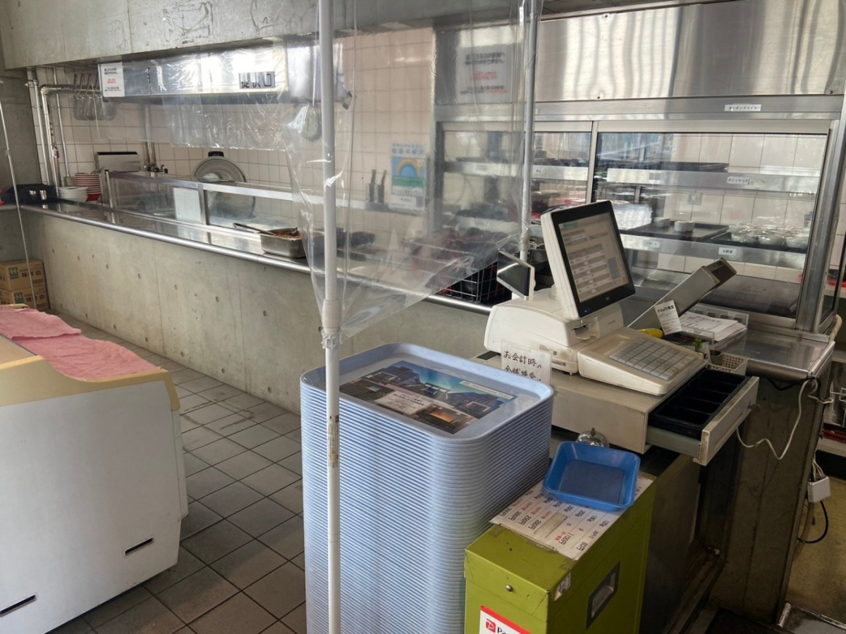 東京都立大学南大沢キャンパスでの学食トレイ広告